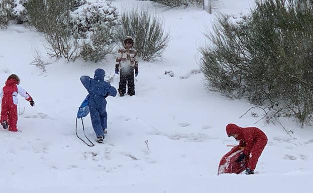 La nieve obliga a usar cadenas en Alto Campoo, Estacas de Trueba y Piedrasluengas