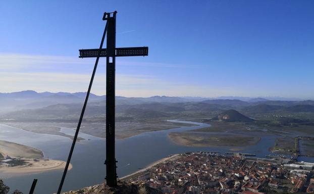 La cruz vuelve a coronar el pico Buciero de Santoña