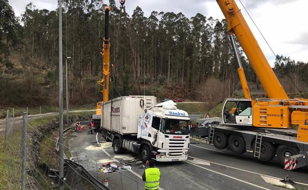 Cortan el acceso a la A-8 en Cicero para enderezar el camión que volcó a las 7 de la mañana