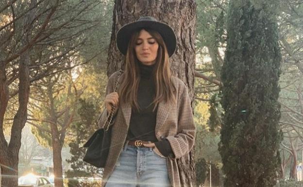 Sara Carbonero pone de moda una nueva versión de vaqueros rotos