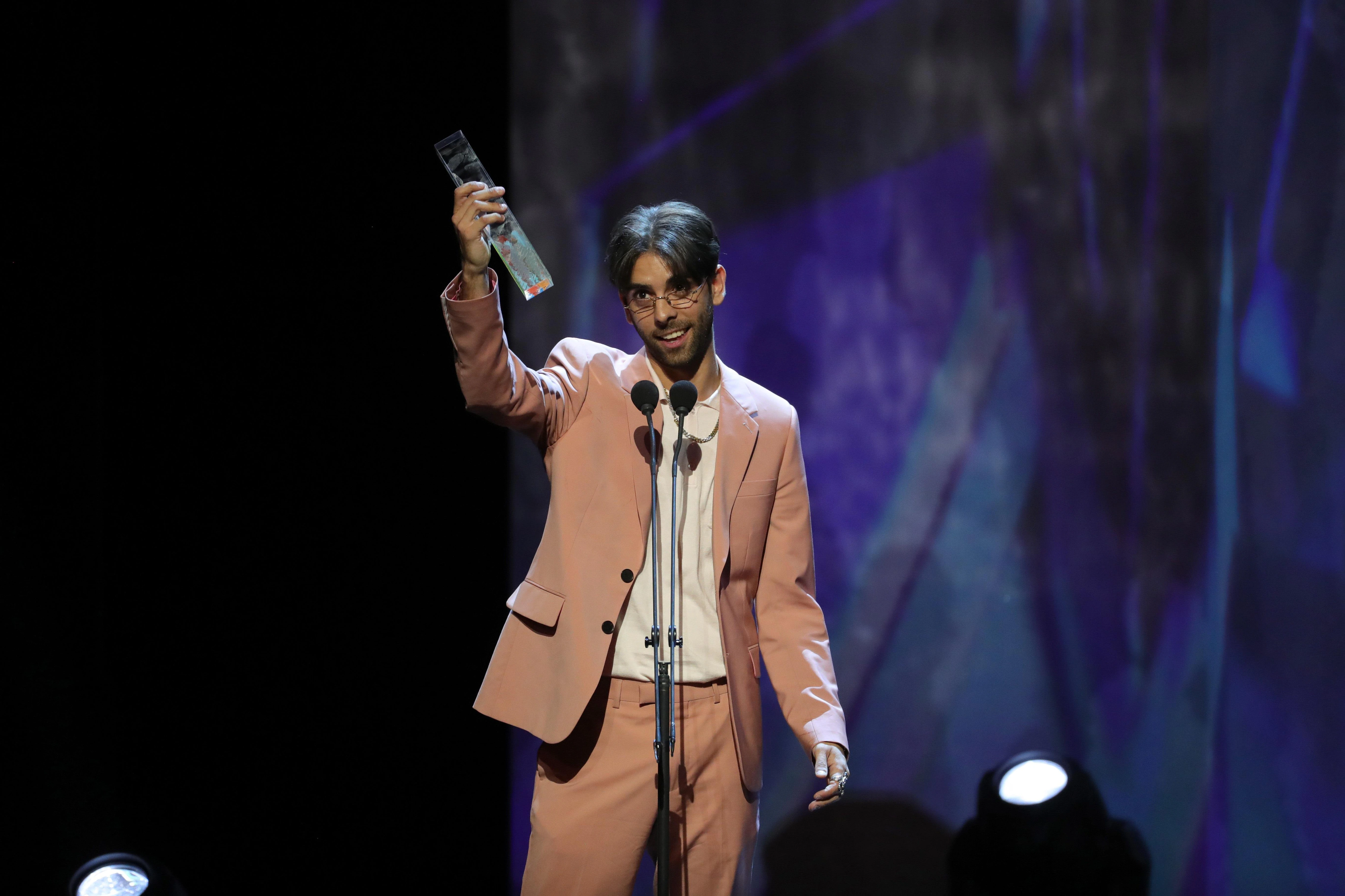 Paco León, Don Patricio o José Mercé: el traje rosa se impone a los clásicos en los premios de la música