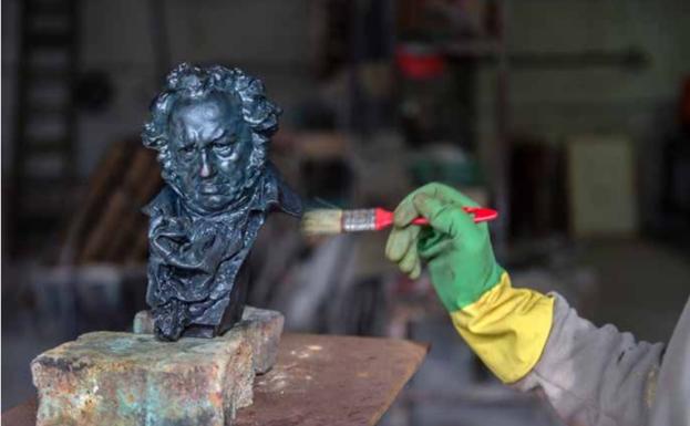 El escultor de los Goya critica a la Academia por no sacar a concurso el nuevo diseño de las estatuillas