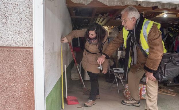 Arquitectos, aparejadores e ingenieros examinan gratis las viviendas de la riada en Reinosa