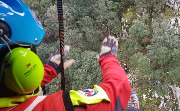 Rescatan a dos personas en Peñarrubia y a otros dos senderistas en Roiz