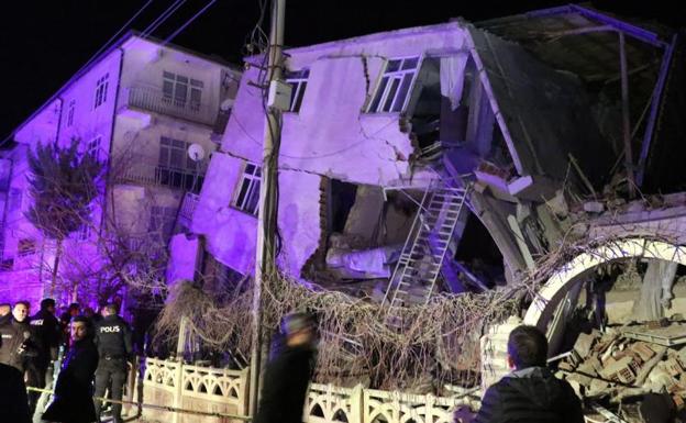 Al menos 22 muertos y más de mil heridos por un terremoto en Turquía