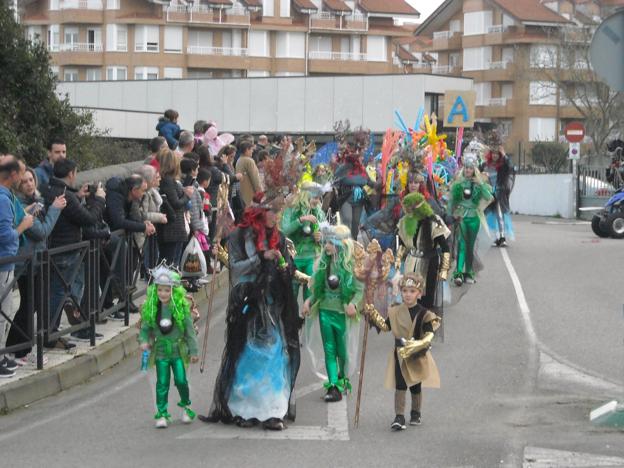 El gran desfile de La Mascarada volverá a llenar de color y alegría las calles de Noja