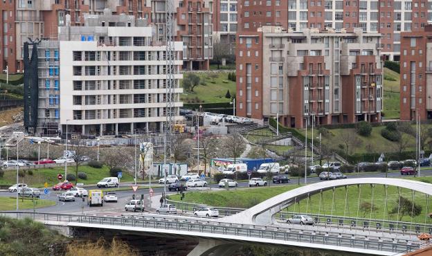 La Audiencia salva de la piqueta un edificio de 22 viviendas en Ernest Lluch