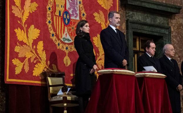 Los Reyes asisten al funeral por la infanta Pilar junto a la familia y las instituciones en El Escorial