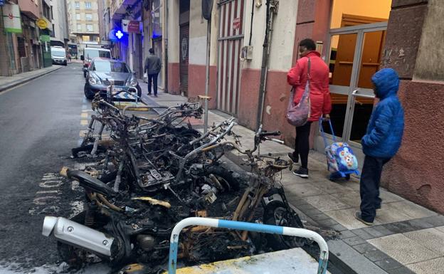 Arden cuatro motos aparcadas en la calle Madrid