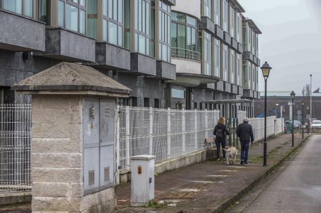 La valla que rodeaba a la residencia de Soto de la Marina desde 2017 es retirada por orden judicial