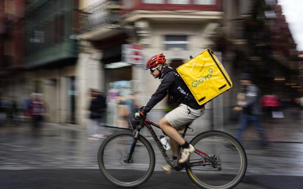 Unos 140 repartidores de Glovo y Deliveroo trabajan en Cantabria