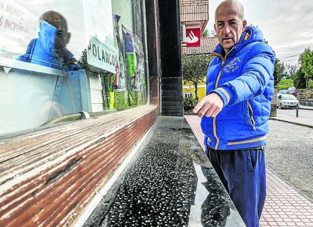 Vecinos de Polanco, alarmados por el polvo amarillento aparecido en las calles