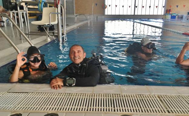 Bautizos solidarios de buceo en la piscina cubierta de Los Corrales