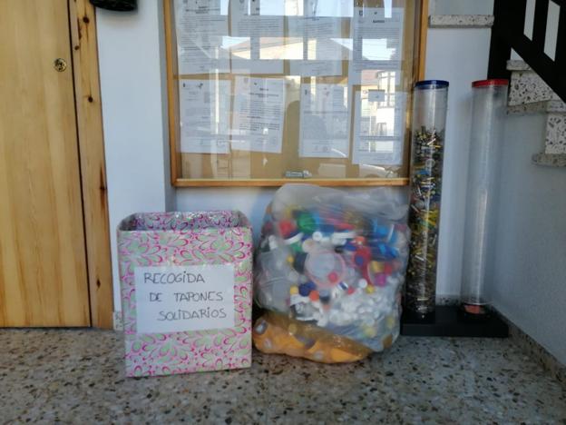 Valle de Villaverde recoge tapones para un niño con parálisis cerebral