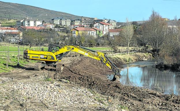 Comienzan los trabajos de limpieza de los ríos Híjar y Ebro en Reinosa y Enmedio