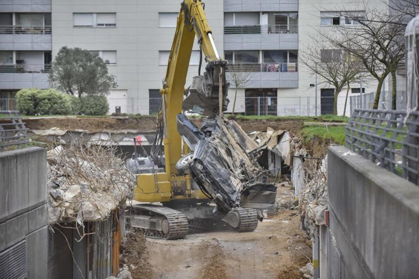 Sacan los coches destrozados de Nueva Montaña