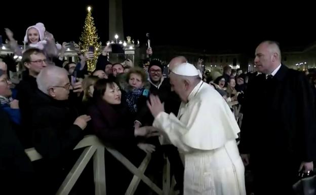 El Papa invitó y saludó a la mujer a la que dio un manotazo tras ser agarrado