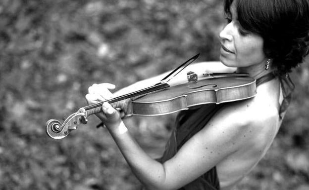 La violinista francesa Amandine Beyer abre el octavo Ciclo de 'Los conciertos de la Academia'