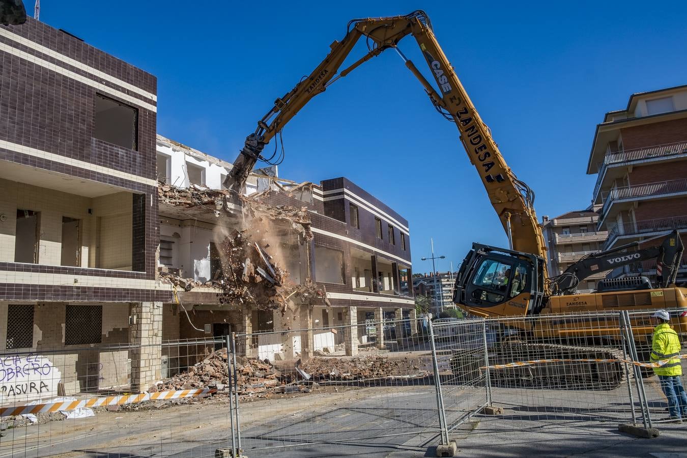 Obras de demolición del hotel Miramar