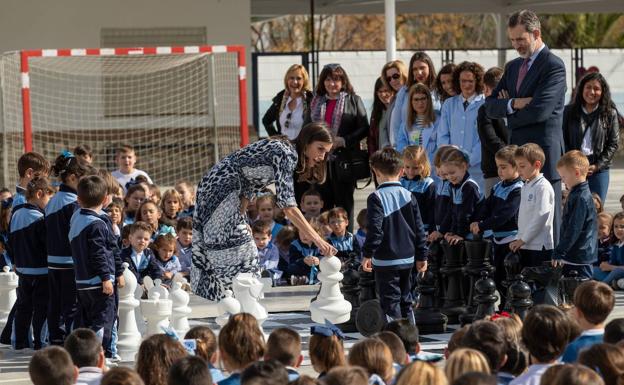 El Rey reivindica el valor del «trabajo en equipo» y el papel del profesor