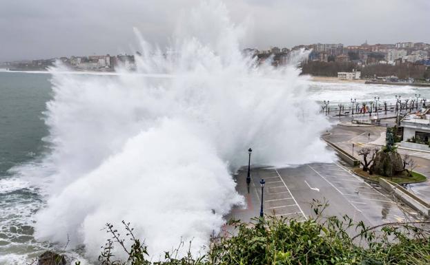 Las olas del 'Ciara' invaden el paseo