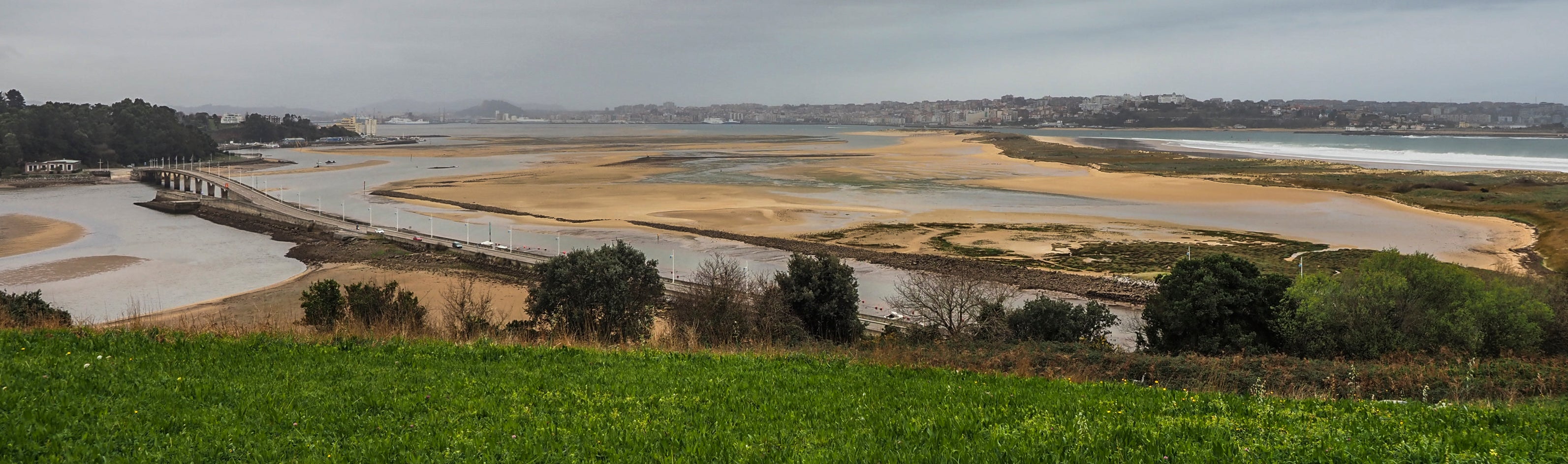 La bajamar que impide el paso de los barcos