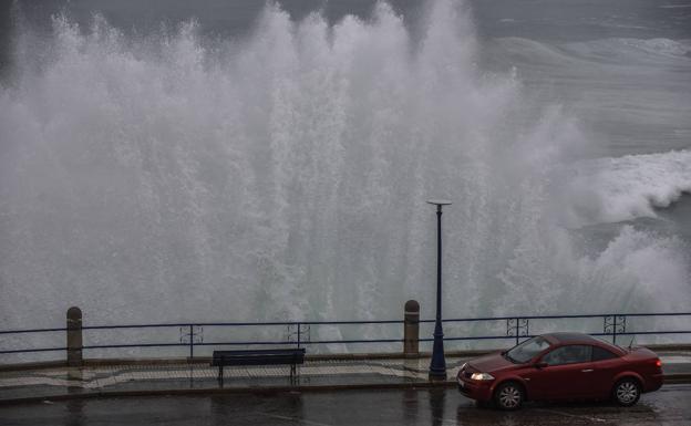 El muro de olas que no cesa