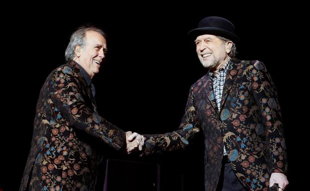 Sabina cae del escenario durante su concierto con Serrat en Madrid y es sacado en camilla