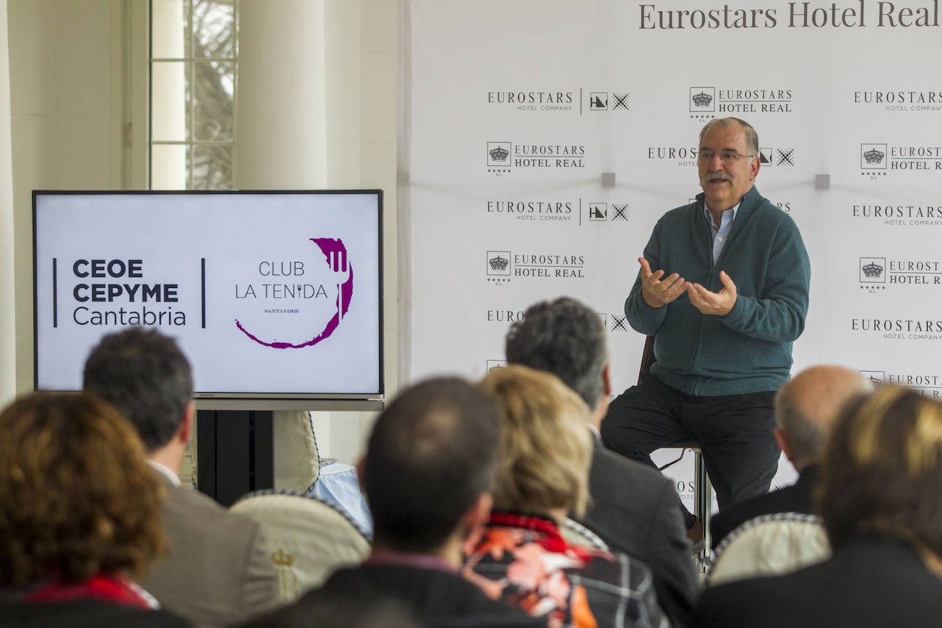 Subijana entrega a Jesús Sánchez la chaquetilla de honor del Club La Tenida y se reúne con los empresarios cántabros en el Hotel Real