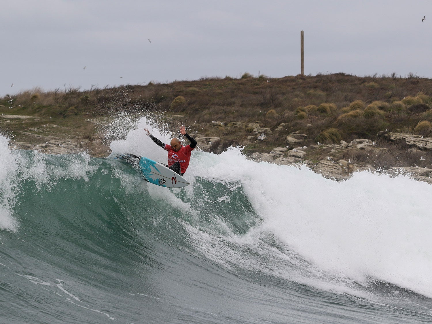 Los surfers profesionales y los locales se miden un año más sobre las grandes olas de Santa Marina