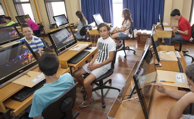 La Vidriera acoge una conferencia para potenciar el desarrollo personal de los jóvenes de Camargo