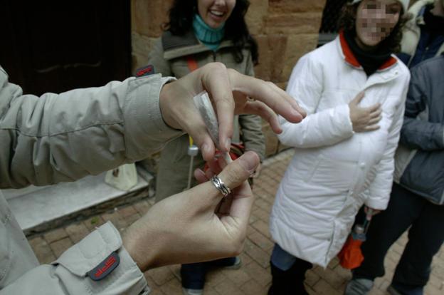 Los jóvenes de Cantabria se inician en el consumo de cannabis «a edades más tempranas»