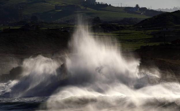 Las olas vuelven a golpear con fuerza la costa cántabra, donde se reactiva la alerta naranja