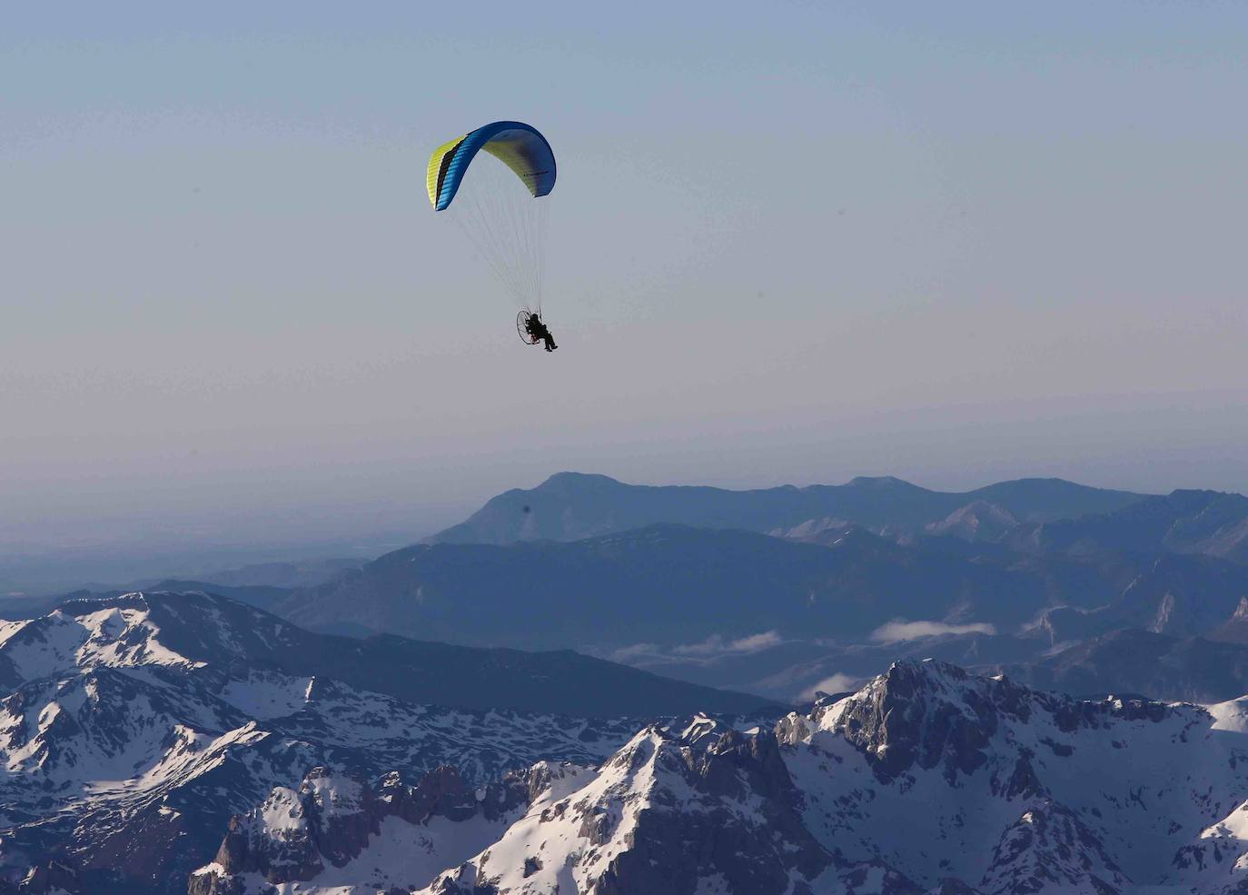 Las espectaculares imágenes que deja una travesía en globo por los Picos de Europa