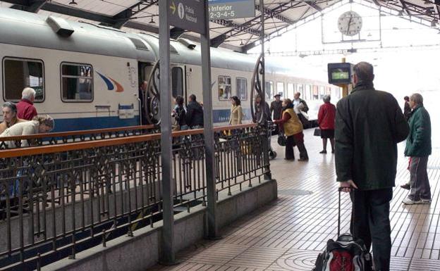 Renfe apea a un centenar de asturianos en Valladolid para hacer sitio a un grupo de cántabros