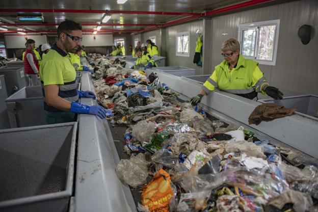 El Gobierno vasco pide ayuda a Cantabria para recoger residuos que iban a Zaldibar