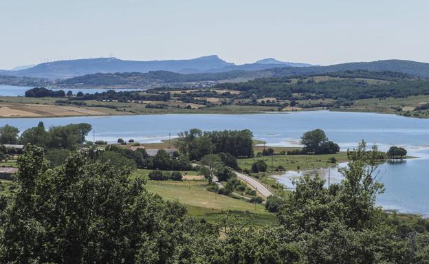 Embalse del Ebro, mar en las montañas