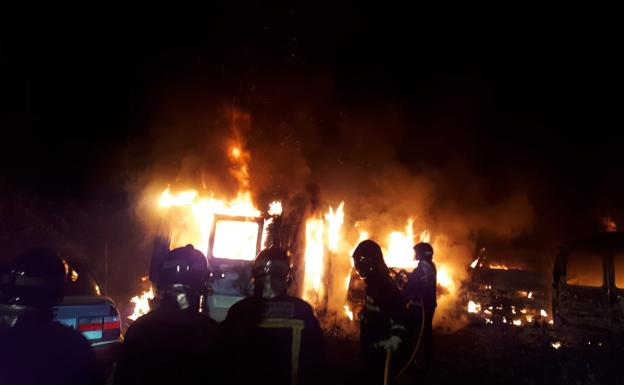 Cinco coches arden en un desguace ilegal en Castañeda que ya había sido denunciado por el Ayuntamiento