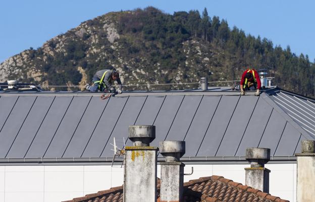 El vendaval del pasado fin de semana afecta al tejado del renovado Juzgado de Medio Cudeyo