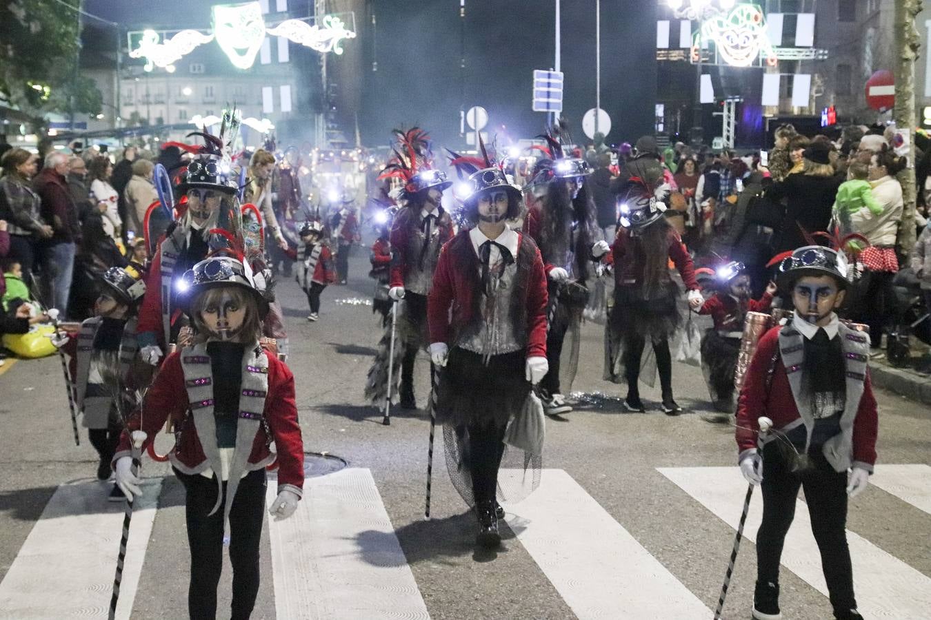 Disfraces, charangas y artilugios, en el desfile de Laredo