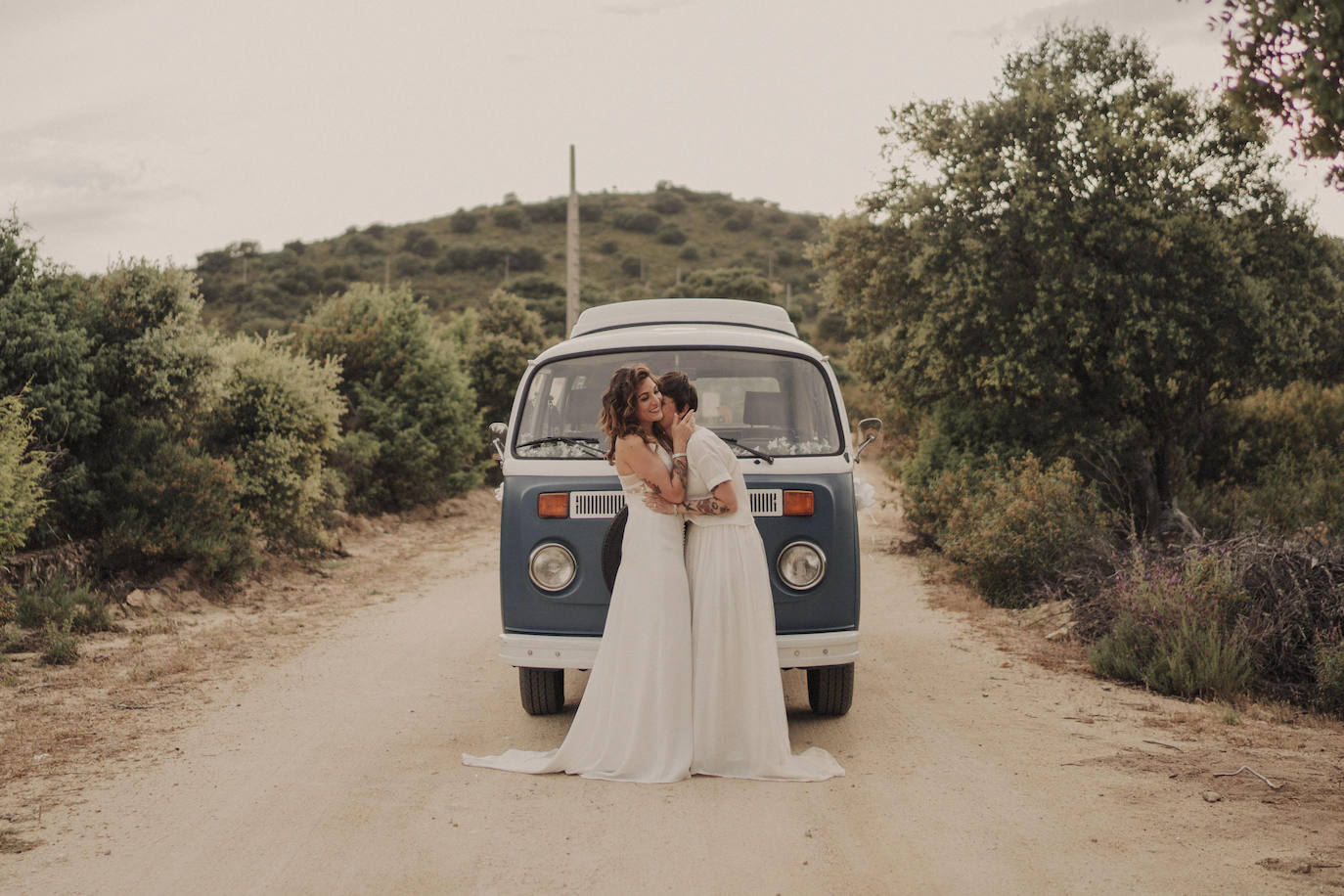 Besos en Castro y boda en Madrid: la historia de amor de Esther y María