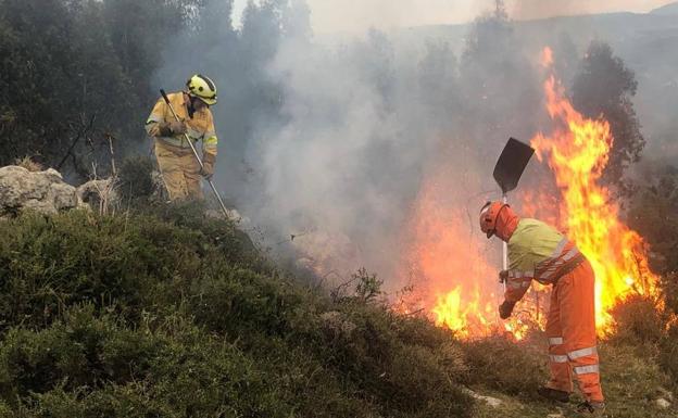 Diez incendios provocados permanencen activos en Cantabria este lunes por la tarde