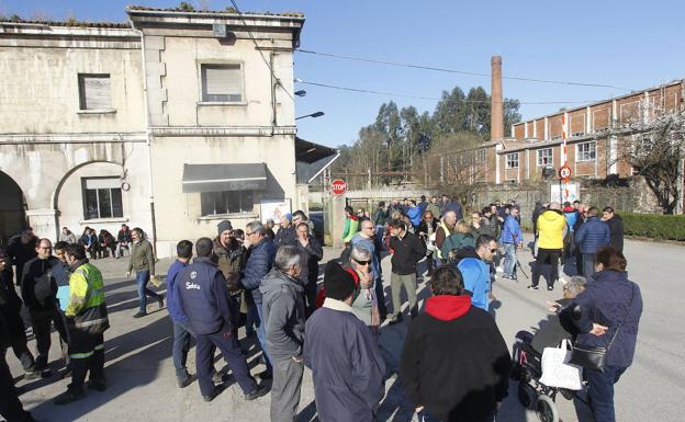 El comité de empresa de Sniace propondrá más movilizaciones cuando se confirmen los despidos