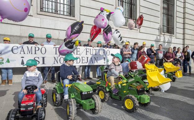 Más de 200 tractores marcharán en Santander en apoyo al sector agrario de la Cornisa Cantábrica