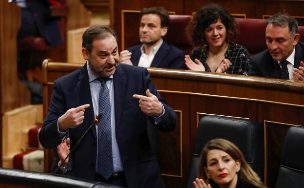 La tensión por el caso Ábalos deriva en un pulso de aplausos y gritos de dimisión en el Congreso