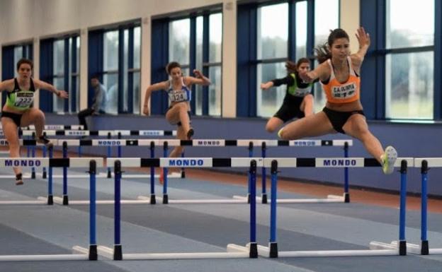 Mónica Gómez reaparece en Oviedo y logra la mínima en 60 vallas para el Nacional absoluto