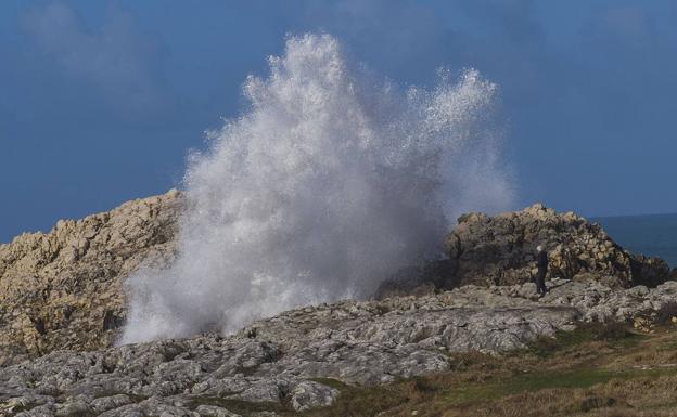 Las grandes olas y el fuerte viento tienen a Cantabria en alerta y estará así casi todo el fin de semana