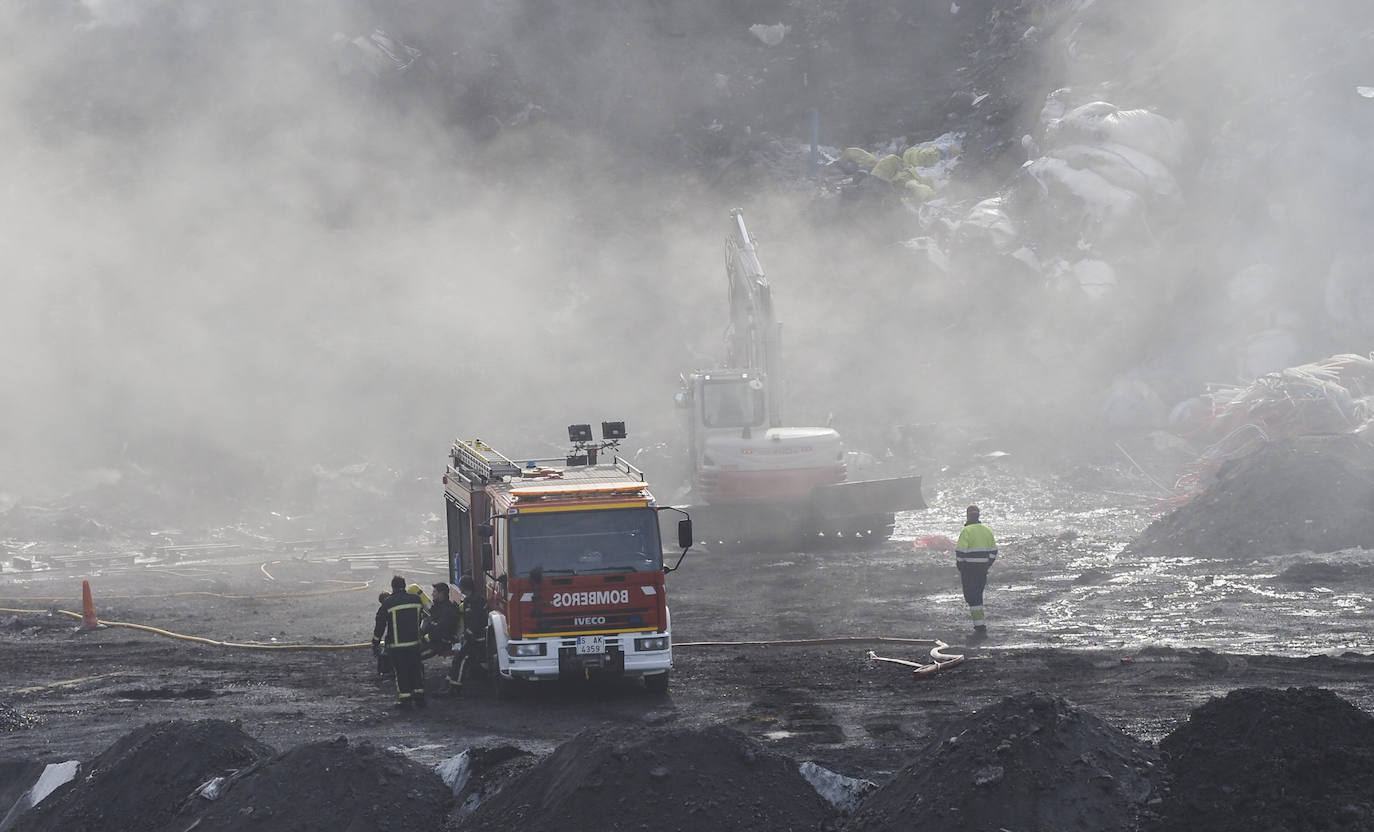 Los bomberos sofocan un incendio en el vertedero de Castañeda