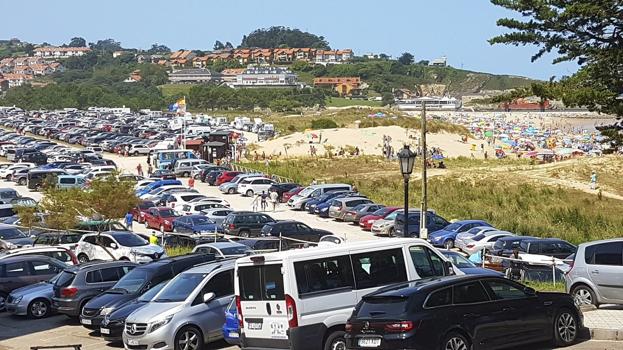 Cinco municipios cántabros cobran por aparcar junto a sus playas, como San Sebastián y Gijón