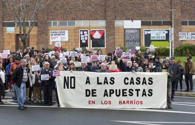 Cazoña dice 'no' a las casas de apuestas en los barrios